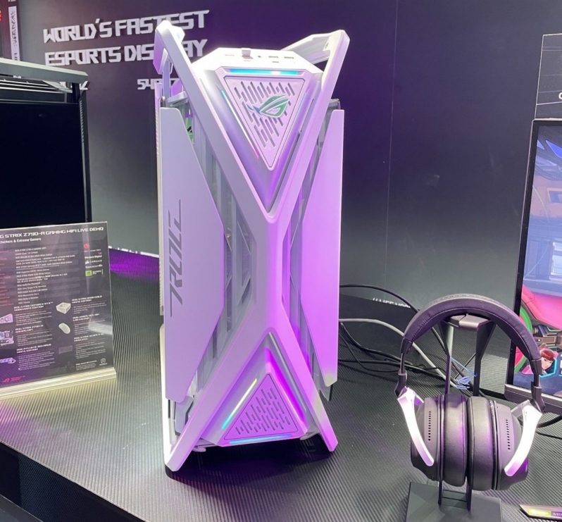 ASUS reveals a white version of their ROG Hyperion PC case at Computex